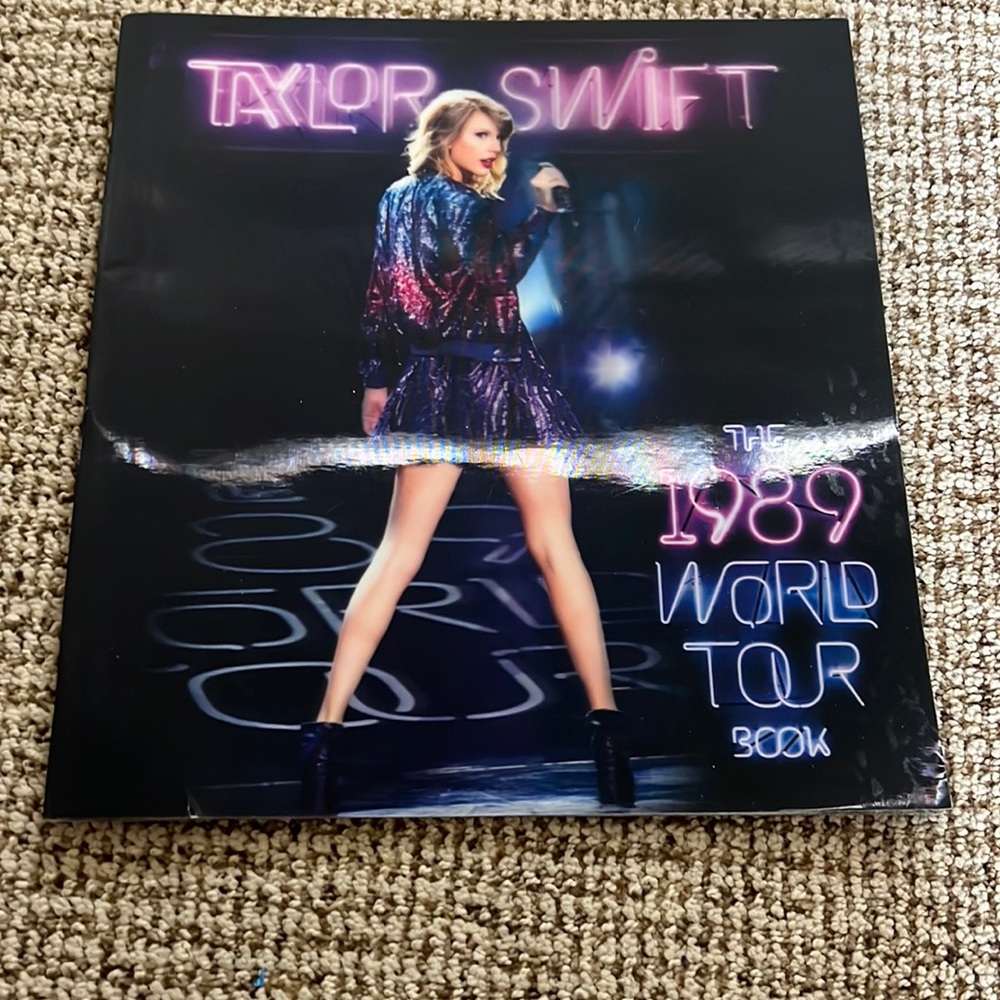 Taylor swift 1988 world tour book
